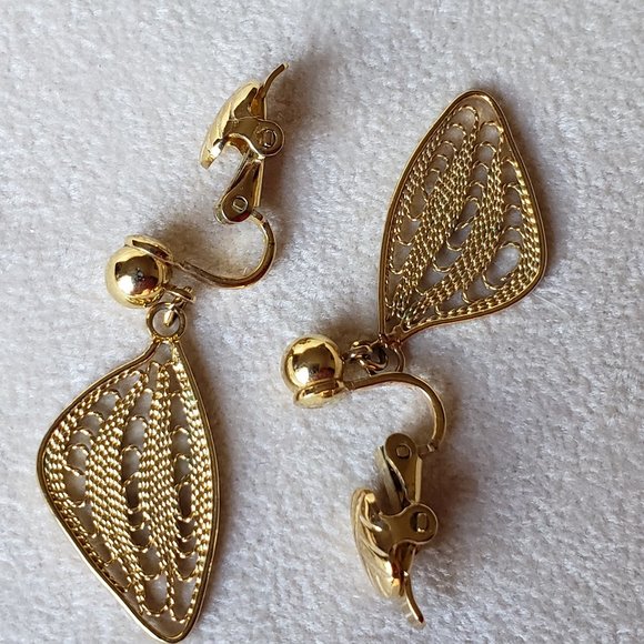 TRIFARI Gold Tone Filigree Leaf Clip On Earrings - Picture 2 of 8